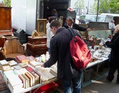 古本屋と食器の店。