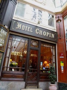 パサージュ内に入口があるホテル「CHOPIN」。