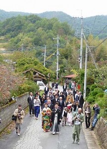 色打ち掛け姿でご自宅を出発して、地元の方々に祝福されながら神社まで。