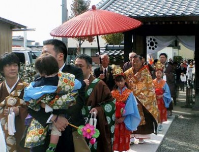 平成25年11月3日（日）盛大に落慶法要が行われました。稚児に囲まれてご住職様が入場