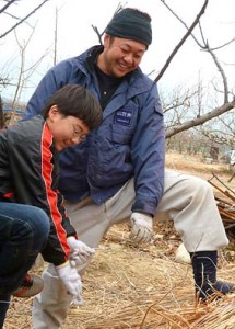 弊社の茅葺き職人・加々美栄の指導で茅葺の実習が始まった