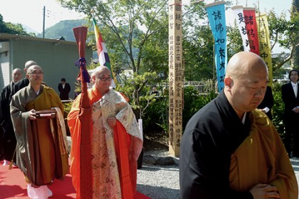 晋山式に臨み、本堂へ入場する新住職