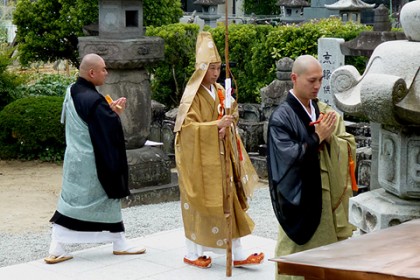 晋山式に臨み、本堂へ入場する新住職