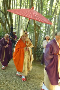 一団の中心は赤い大きな傘の下を行く管長猊下。 開山堂へと向かう