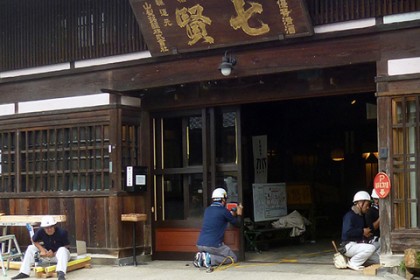 正面入り口の建具つり込みの様子