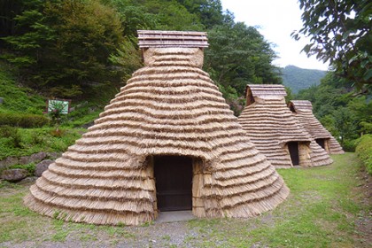 葺き替えが完成した茅葺き屋根（正面） 古代の面影を伝える段葺という葺き方