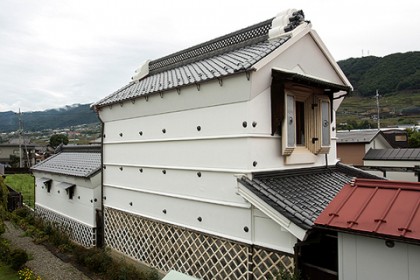 修理が完了した旧田中家座敷蔵（南西面）