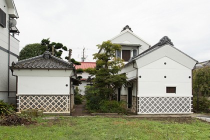 修理が完了した幾棟もの蔵の建ち並ぶ景観 修理した腰のナマコ壁が美しい