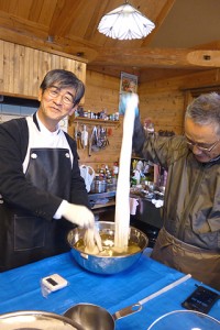 まず五倍子を煮た染料液に2分浸します