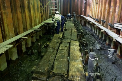 シートパイル工法（施行前に止水矢板で区画）による止水壁が施され、川底の土台を見通すことが出来る