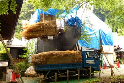 弊社の茅倉庫から現場へ茅搬入の様子