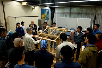 茶室の加工摸型の組み立て実習が行われた