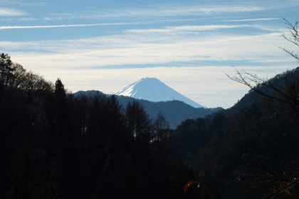 南に霊峰富士を仰ぐ