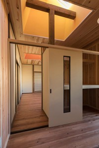 納戸から箪笥部屋方向を見る 北側に配された部屋にトップライトの自然光がふりそそぐ