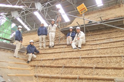 現場は、主屋の茅葺屋根の工事中。 今回研修に参加したのは、設計部2名現場監督4名