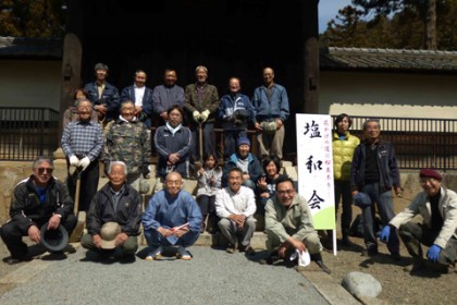 向嶽寺の前で記念写真