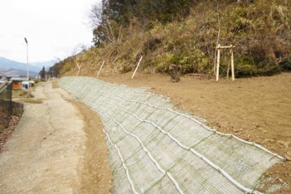 植樹作業が完了。花かげの道も広がって軽トラックが通れるようになった