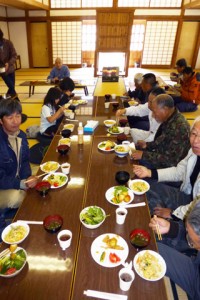 向嶽寺の大衆禅堂で昼食会