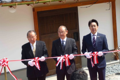 テープカット（笛吹市文化協会　斉藤氏、山廬文化振興会　飯田氏、笛吹市長　山下氏）