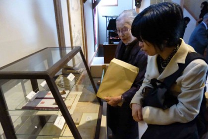 1階では蛇笏の手帳など2人のゆかりの品を展示