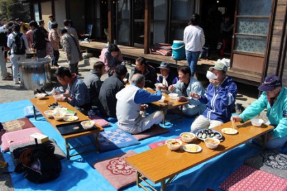 甲州民家情報館の庭で、温かいほうとうを参加者揃って頂きました