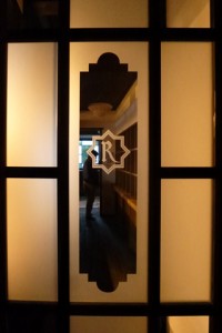 扉の装飾にはブランド名の「ルバイヤート」を表すRのロゴが