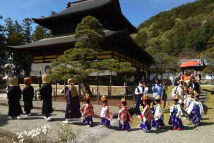 虚無僧の尺八演奏を先頭に稚児行列が秋葉神社へと進む