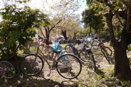 弊社の門前はお祭りに来た子供たちの自転車であふれ…