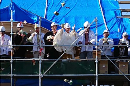 ステージに上っているのは岡副住職、総代役員、棟梁職方の面々