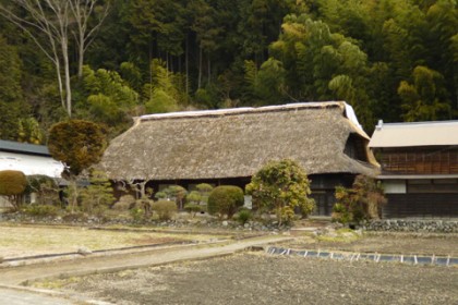 正面から市川家住宅を見る 左に蔵、右に納屋がある