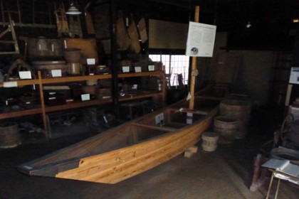屋内には富士川水運の船も復元され展示されている