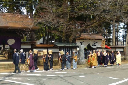 総門を入って開山堂へ向かう一行