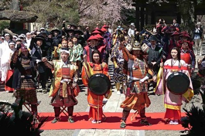 御本堂前の境内で勝頼公率いる武田軍団の出陣式が執り行われた