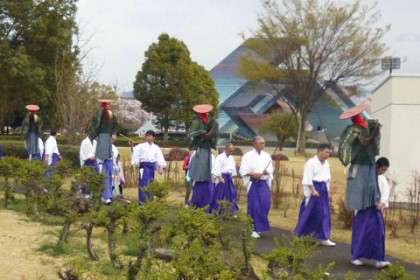 古瀬スポーツ公園の中にある御成道を通って御幸する神々