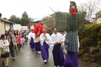 天津司神社から御成道を諏訪神社に向かって御幸する「御鹿島（おかしま）様」 両手には剣、顔は赤い布で隠す